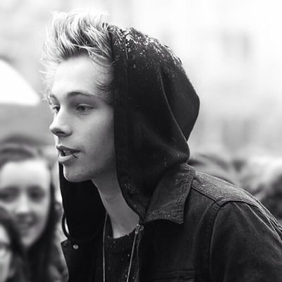 please follow @Imnotharoldd, because i gave you a free follow❤️
