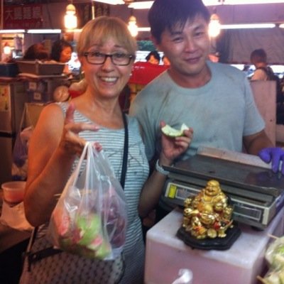 Estudié derecho en Barcelona, tengo despacho profesional y hablo inglés y francés corriente. Mi hobby es viajar y conocer diferentes culturas.