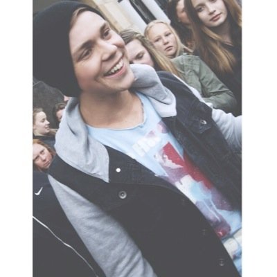 ~ just crazilly fangirling and loving 5sos ~