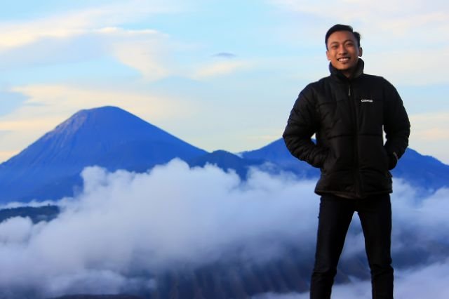 SOLIDARITAS diatas segalanya menghapus dualisme dan polyideologi