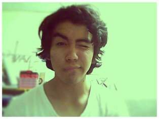 17 años;creativo;Diseñador en proceso ; la mejor saga es  Harry Potter :3 estudiante de IDAT ; y me gusta cantar.