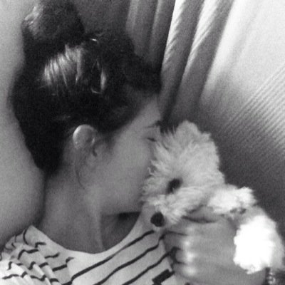 Licenciada en encaje de bolillos, doctora en madrugadas desabridas, con un máster en cosas de la vida