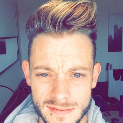 Rhum_1_'s profile picture. Militant, épicurien, et angoissé.