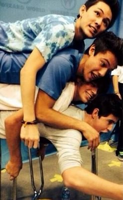Magcon Boys and pizza