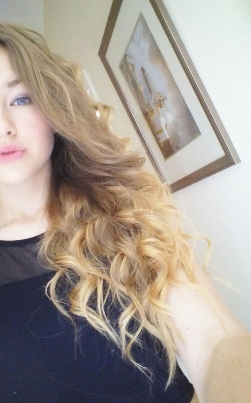 VintageBUXTON's profile picture. The typical teenager who loves her best friend and the people around her