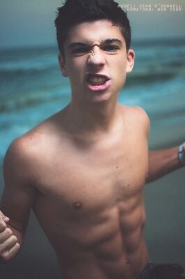 Colton Josh Goodland. 16. Un guapo en Gryffindor. Metamorfomago. Simplemente hago lo que me gusta. Amor incondicional por las ranas de chocolate. Inna…#DHRole