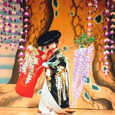 日本舞踊を習っています。ひょっ子名取歴10年超えました。羽根の禿、藤娘、汐汲を舞台で踊りましたが、男踊りもかじり始め。上方落語の桂米朝一門と吉朝師匠、お江戸は柳家三々ちゃんと春風亭一之輔さんが好きです。仕事は税務関係です。
ミッションスクールで8年、その前の教会学校も入れるとかれこれ12年は学んでます。