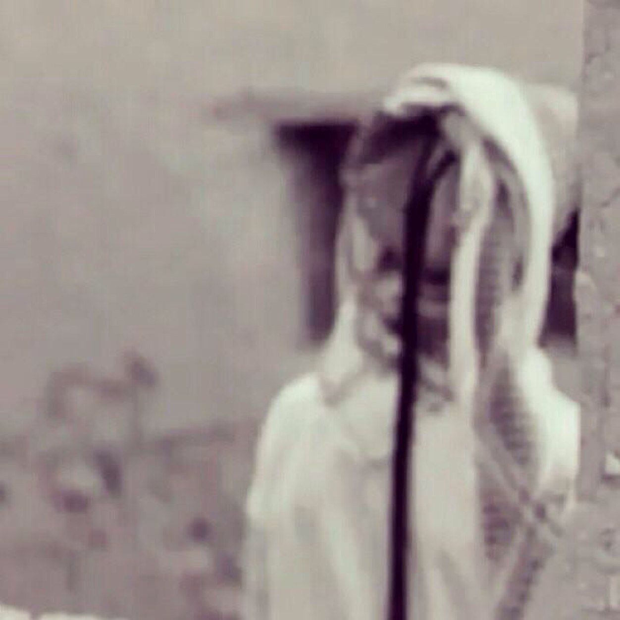 انا فتى أبعثر أحرفِي كذوق فقط لست بريء وﻻ سيء وﻻ ذا حزن انا متوسط الصبر قصير الحظ طويل الصمت فقير البوح و غني بالله عن النَاس أجمعين