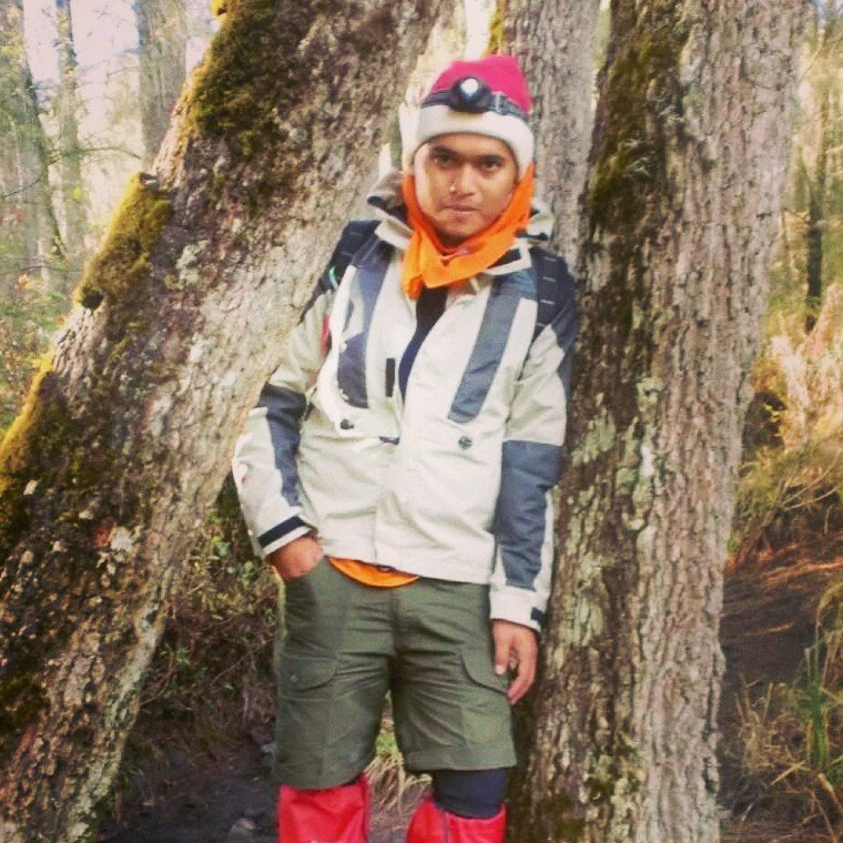 Saya adalah seorang Hamba, Anak, Kaka, Adik, Teman, Sahabat, dan hanyalah Makhluk kecil yang merangkak di bawah tahta-Mu Yaa Rabb.