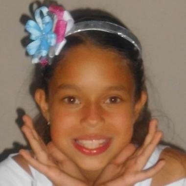 Soy Génesis Paola...  sabaado 4 de agosto me celebraronmi cumple de 7 años y  me gusta Miley Cyrus por que una vez fui para su concierto aquí en Venezuela!