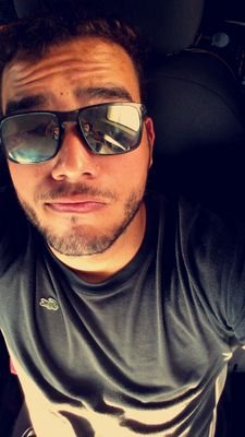 ' Tá dificíl, tá foda, mas pô, to de pé '