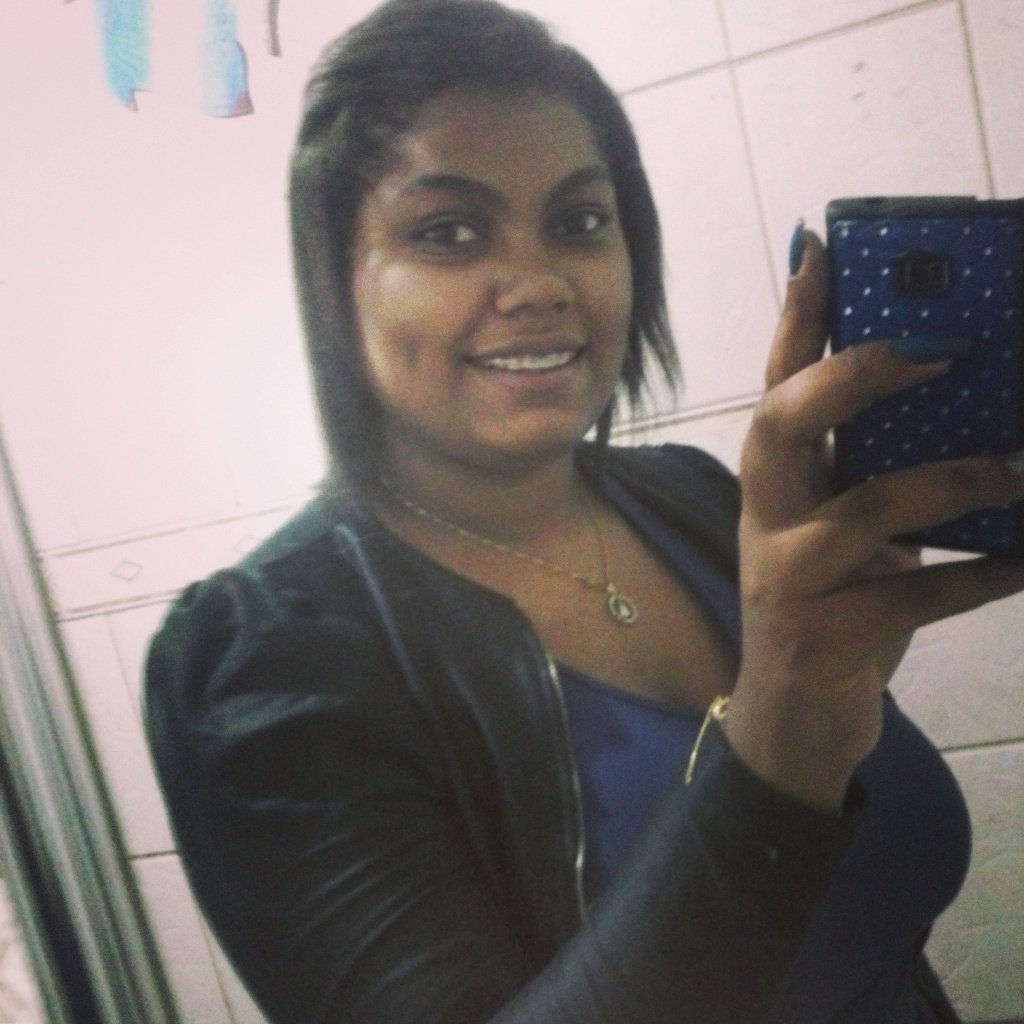 aquela que acorda, depois de um sonho; levanta, depois de um tombo; &' sorri depois de uma grande decepção. *