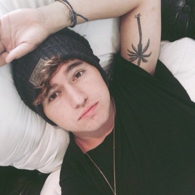 HI FOLLOW @tenacioustommo FOR A DM TO JC