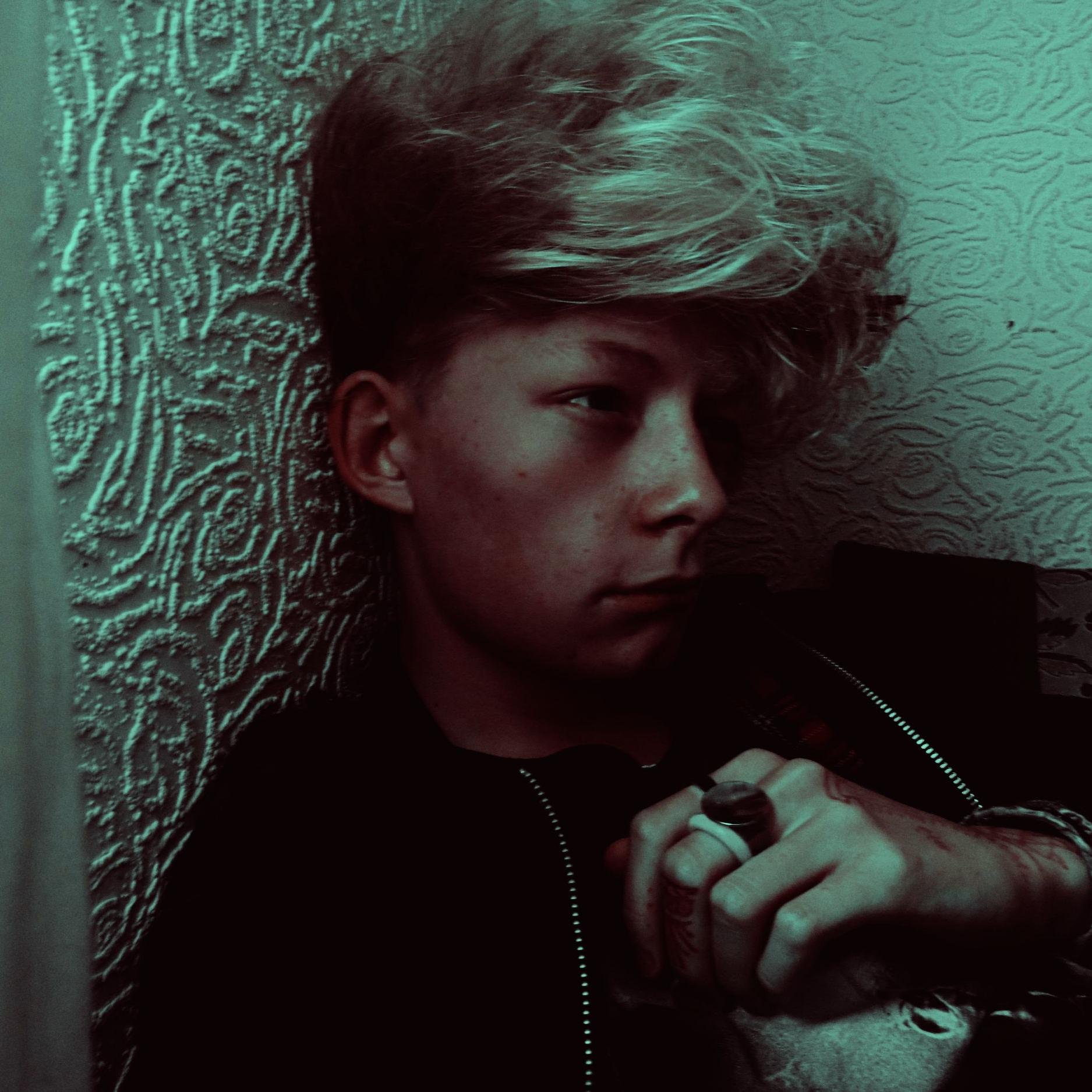 krisandchips's profile picture. hi im kris i put the stab in emotionally unstable