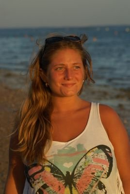 BlancaFernMAR's profile picture. Sevillana, estudiante de Derecho en la US. Pienso que cada momento de nuestra vida tiene una banda sonora, y estoy loca por escucharlas todas.