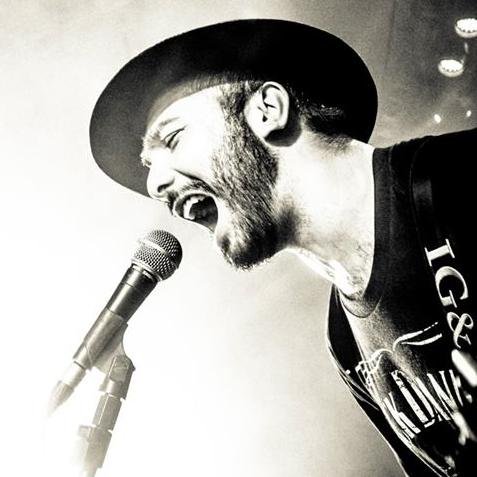 Guitarrist, producer and music teacher, member of the bands Aneurose, Tuatha de Danann and Spectral Swing.