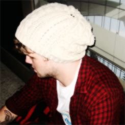 [ voice liam] psiu? não grite, gema baixo?! okay liam