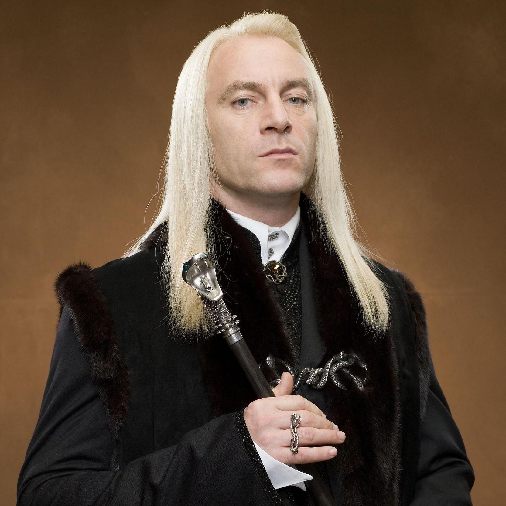60. Ex-Slytherin y sangre pura. Narcissa es mi esposa, y me enteré de todo lo que Draco, mi hijo, creía que debía saber. Alejate, Sangre sucia inmunda.