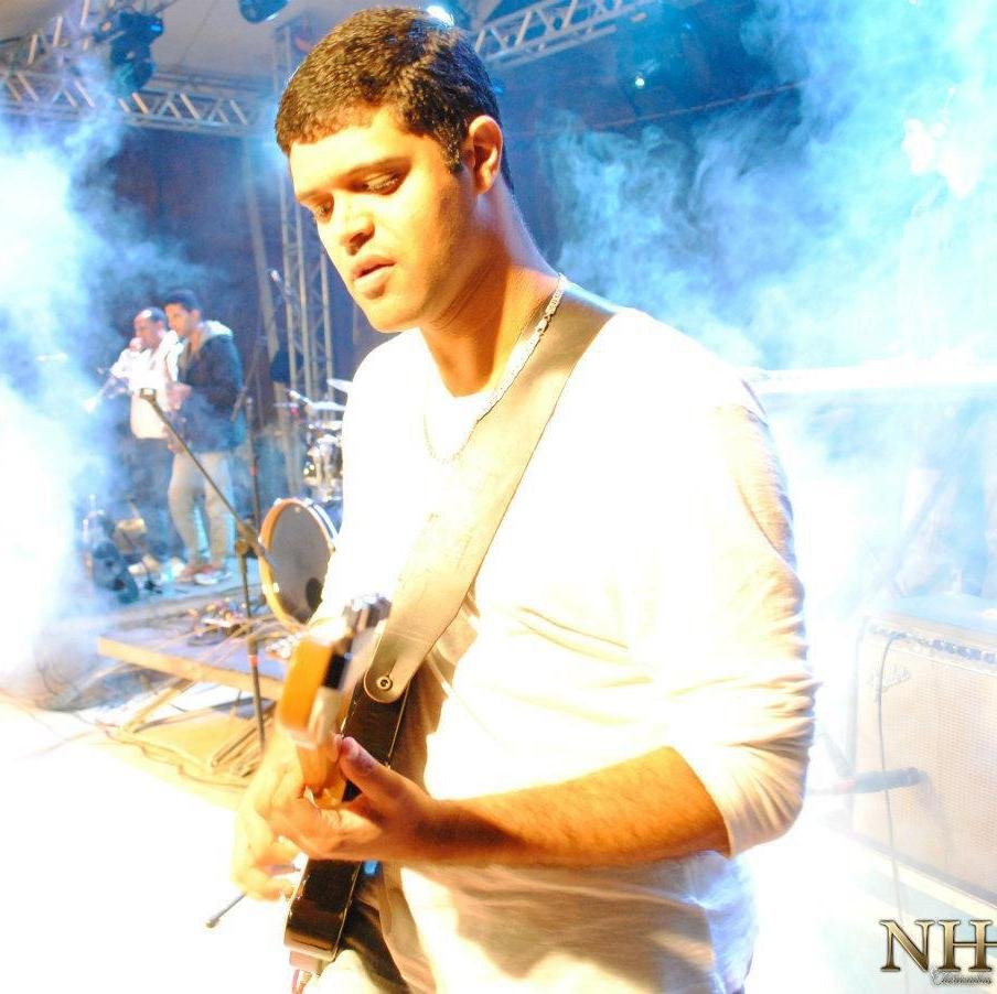 guitarrista do ministerio Celebre ao  Rei...represetante da DESK moveis escolars e DESK sports,esposo de Luciana reis...pai de Luana,Larissa e Luan reis!!!!