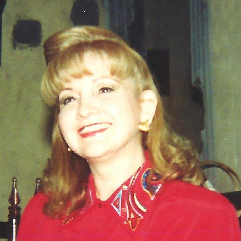 Coordinadora de los Centros Culturales de COBAES, Lic. en Administración Pública y Pintora por afición.