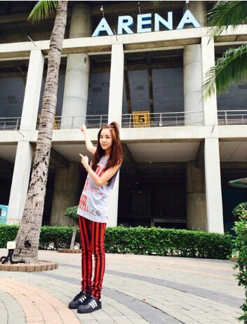 @84l  ©2ne1