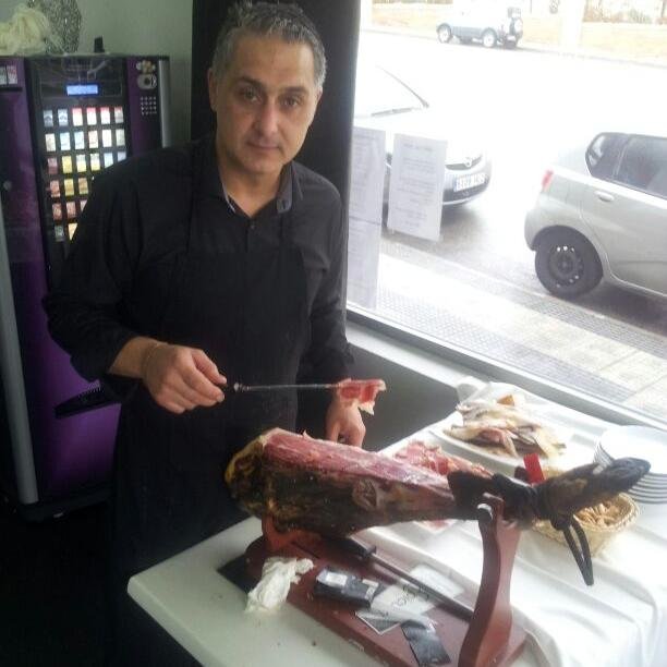 Cortador de Jamón al cuchillo en Madrid, España y por el mundo.