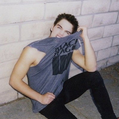 Votre source française sur le jeune et talentueux acteur de Teen Wolf, Dylan Sprayberry. Gérée par @sprvyberry.