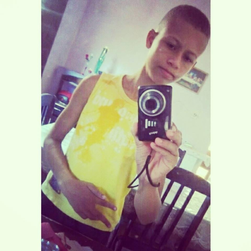 Victir Emanuel / 13 yeas / Caxias-MA/ Ator e Cantor/ Namorando.
Frase: Feliz só isso que importa :D