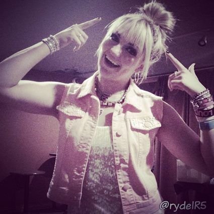 ✨ #R5er ✨ #5SOSfam ✨ 17 ✨                                                        Instagram: _little_monster_12