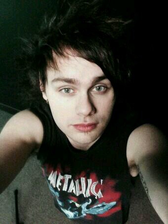 follow @rockoutwith5sos maybe :) love you lots xx