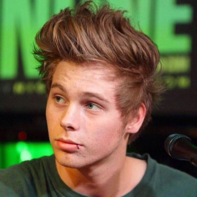 Please go follow @GIGGLYJAI ! RT the first 5 tweets for a dm to 5/5 of the janoskians and calum..