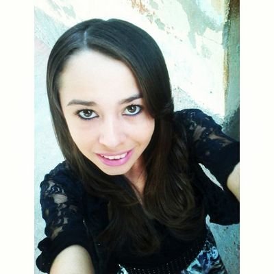 17 anos, moro em Rodolfo Fernandes, curso licenciatura em geografia, evangelica...