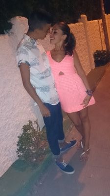 Feliz con todo lo que tengo pero sotre todo con el amor de mi vida Jose Luis Suárez Molde sin ti no soy nada siempre a tu lado 
Siempre con una gran sonrisa