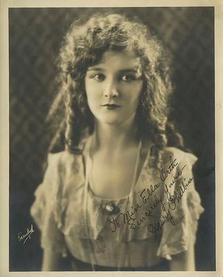 Daughter of Vicomte Raoul de Chagny and the opera singer Christine Daae. /RP/non 18+/ MysteryLegendsPOTO (game)