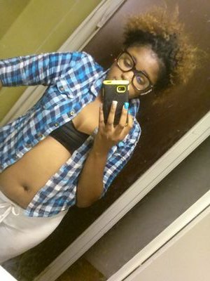 favorite colors is pink,purple,green, yellow,blue.. I'm nice person. . don't like drama