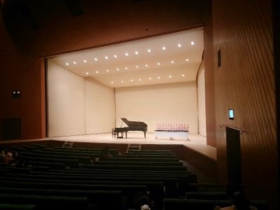 ピアノ弾いています♪いろんなジャンルの曲を弾けるように日々勉強中です  ♪ いつまでも夢をあきらめないでがんばってます(*^^*)  よろしくお願いします♪楽しく演奏できて聴いてくれる人を楽しくて癒せるような演奏したいです♪ショパン ドビュッシー   ラフマニノフ好きです(*^^*)今はjazzを勉強中です／ビルエヴァ
