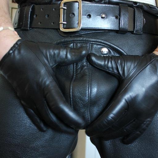 Cuir cuir cuir et cuir!!!!! Ah:: Beaucoup de gants aussi!! :) Leather and more leather! Oh yes, GLOVES a lot! NO WOMEN!!! I am gay!! BLUF 913 aime le sexe