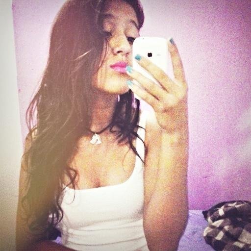 Porque eu sou o tipo de menina que é risonha, tímida, estranha, louca, orgulhosa, que só ri, que ama, que faz piada, que chora sozinha.. e que vai ser assim ..