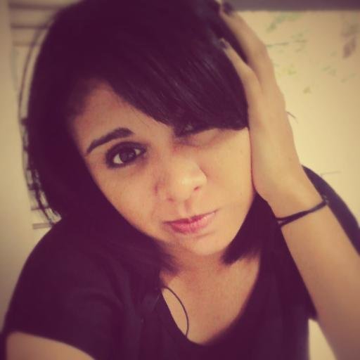 Seu sorriso é tão resplandecente q deixou meu coração alegre , me der a mão pra fugir dessa terrível escuridão...
