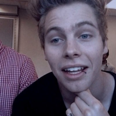 hiii!!!! im @90sgreenday and i just gave you a free follow so can you follow me on @90sgreenday instead??? tweet me for more free follows !!!!!!