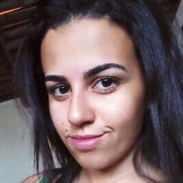 19 anos. Meio louca, talvez. Bacharelanda em Ciência e Tecnologia. Apaixonada por forró.