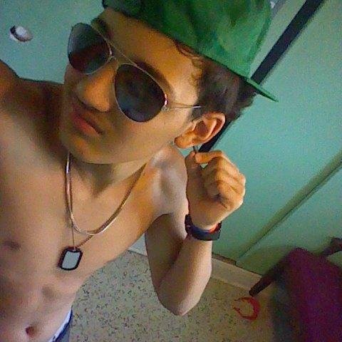 Follow me and i follow back u ;)  https://t.co/zZ32xLVBj9 this is my Facebook i'm colombian and speak english and spanish! con Colombia en el corazon! ♥