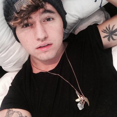 Congrats on you JC follow. Please dont follow.. Just dm him this user : @ShawnftJOX psst.. It's a suprise