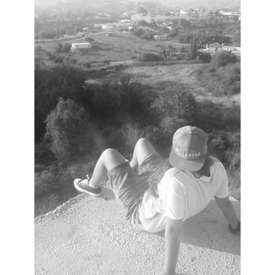 morenoruiznoe's profile picture. Cuando todo esta oscuro siempre oscurece mas, hasta llegar al punto en el que no ves nada y das por echo que tu puta vida esta acabada.