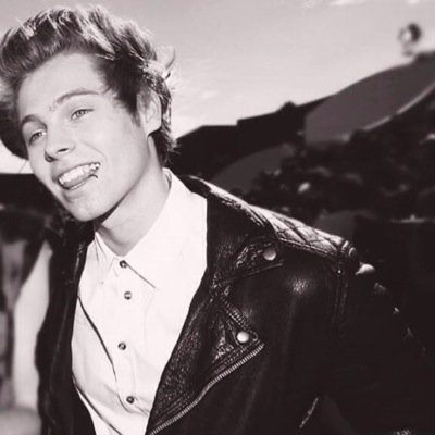 FOLLOW @hemmox_1996 ASK FOR A FB I NEED 3K  xxx