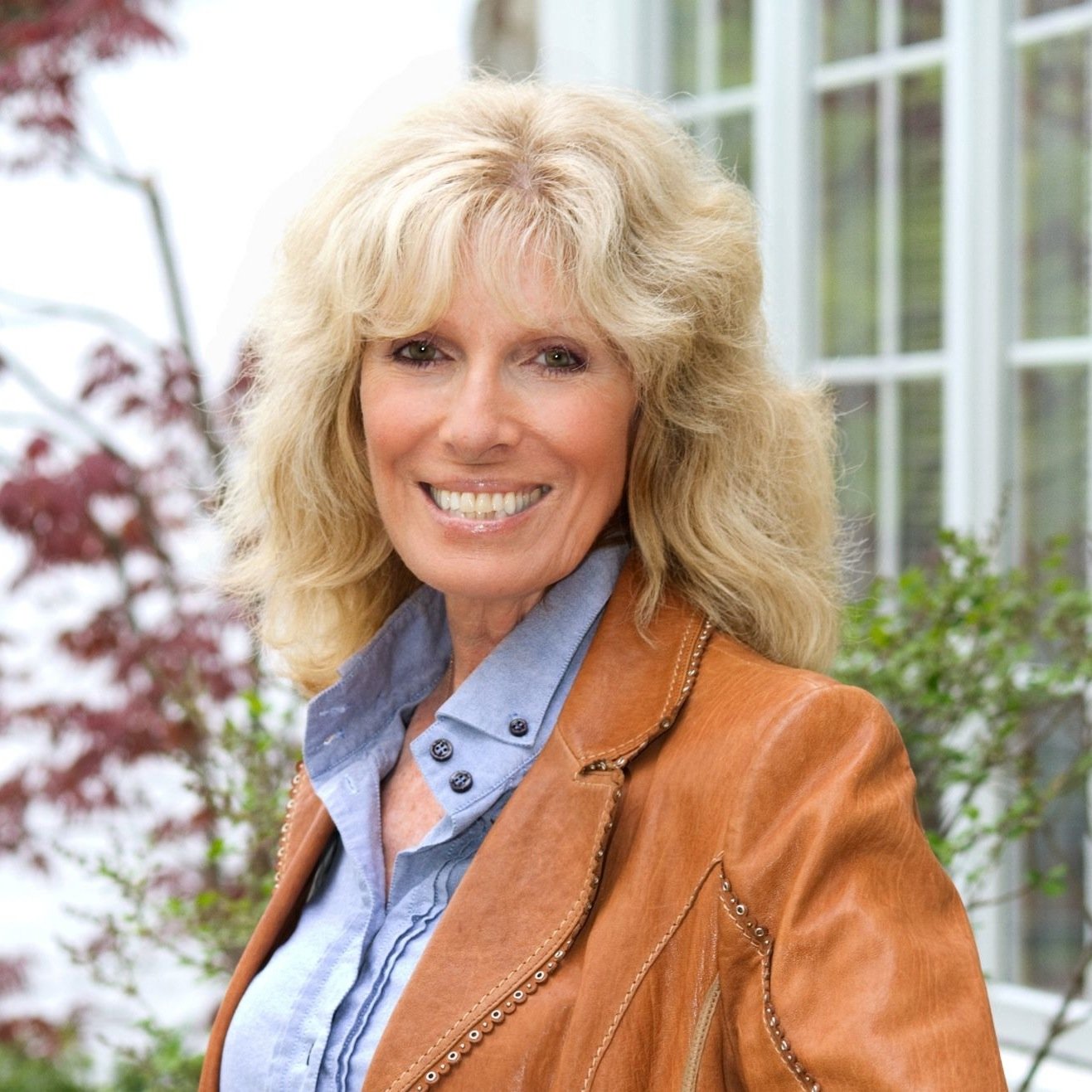 Opera singer, writer, philanthropist grandmother, player at golf and blogger