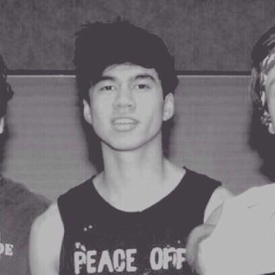 i followed you cause youre super hot and 5sos love you -follow my main @CAKEISBESIDEYOU i follow back-
