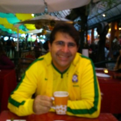 Casado e apaixonado, pai do lindão da casa, sério e alegre, simples e disposto a aprender sempre... Graças a Deus!
