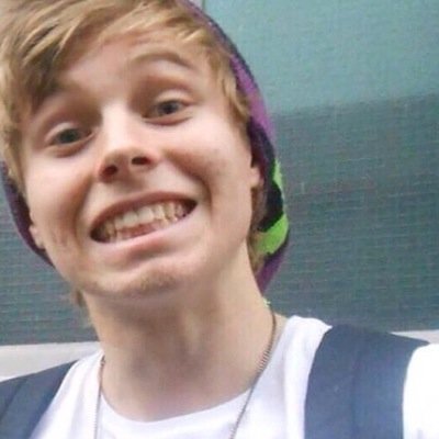 FOLLOW @lukesnandosSOS BECAUSE SHE GAVE YOU THIS FREE FOLLOW:)