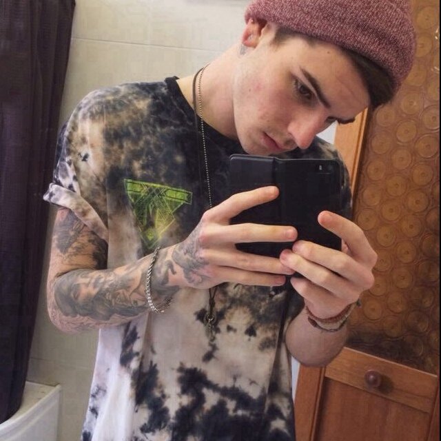 everybody needs somebody sometimes //tweet me daddy if you read this // 
kik: attack0nfalse